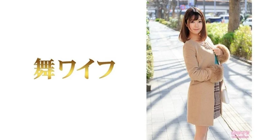 一排小姐姐！挑选人气最高的操！奇怪形状大屌男，各种姿势爆操，旁边还有解说，人妖加入卖力干